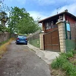 La Casa De Abajo